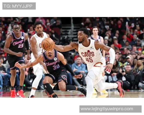 老队友重聚骑士公牛赛前米切尔阿伦与奥科罗亲切交流回忆往昔